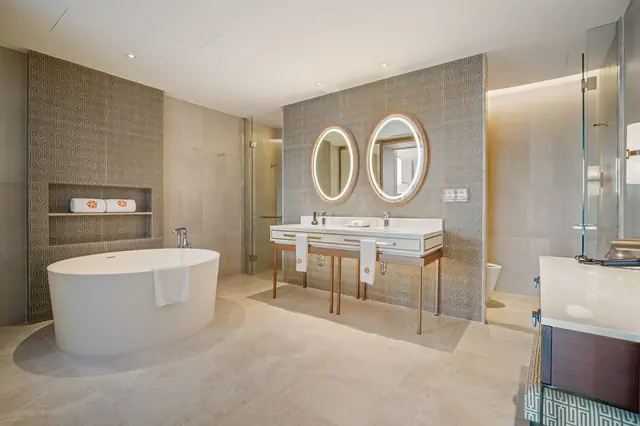 Angsana Oceanview Residences — Мастер-санузел: отдельная ванна и две раковины, Банг Тао и Лагуна, Пхукет
