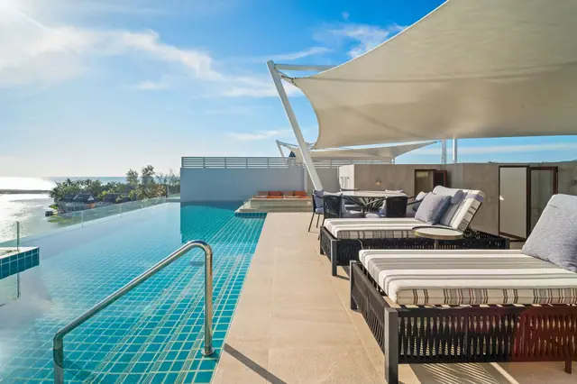 Angsana Oceanview Residences — Палуба пентхауса с лежаками, Банг Тао и Лагуна, Пхукет