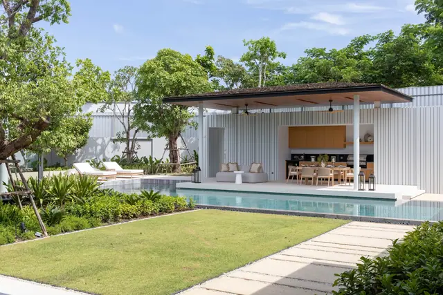 Botanica Chalong Bay — Бассейн и сала во дворе виллы, Чалонг, Пхукет