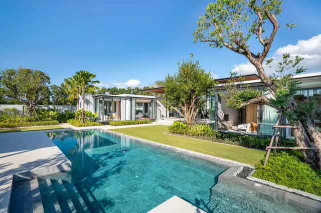 Botanica Grand Avenue — Modern Elegant · Бассейн и лужайка у виллы, Лаян, Пхукет