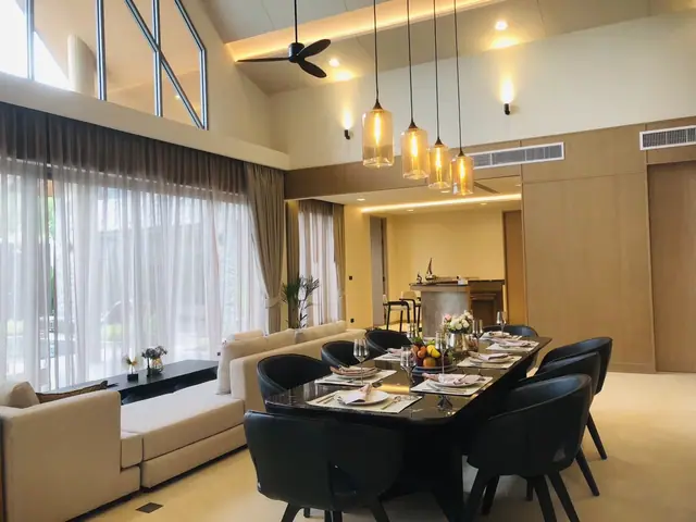 Erawana Grand — Гостиная-столовая с высоким потолком, Банг Тао и Лагуна, Пхукет