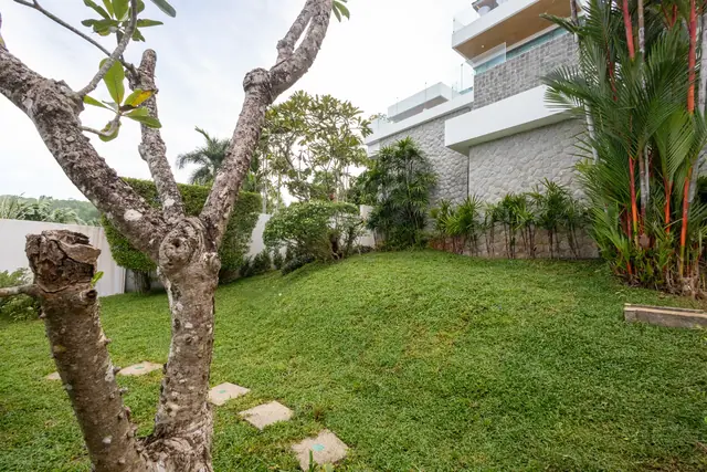 Grand Sea Through Luxury Villas — Сад у виллы, Раваи и Най Харн, Пхукет