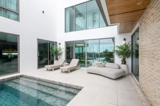 Grand Sea Through Luxury Villas — Лежаки у бассейна во дворе, Раваи и Най Харн, Пхукет