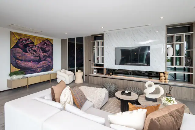 Grand Sea Through Luxury Villas — Гостиная с картиной, Раваи и Най Харн, Пхукет