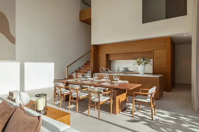 Kiara Reserve Residence Villas — Столовая и кухонный остров · вилла 4 спальни, Лаян, Пхукет