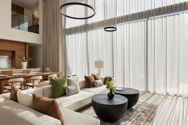 Kiara Reserve Residence Villas — Гостиная у панорамных окон · вилла 4 спальни, Лаян, Пхукет