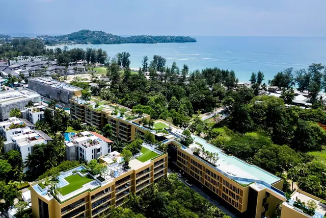 Laguna Beach Residences Reef — Комплекс с высоты: кровли и бассейны, Банг Тао и Лагуна, Пхукет