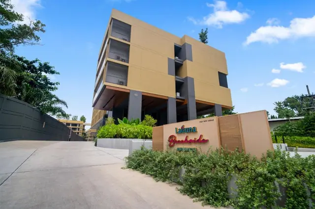 Laguna Beach Residences Reef — Фасад корпуса с вывеской проекта, Банг Тао и Лагуна, Пхукет