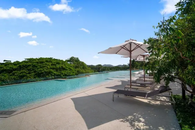 Laguna Beach Residences Reef — Шезлонги под зонтом у воды, Банг Тао и Лагуна, Пхукет