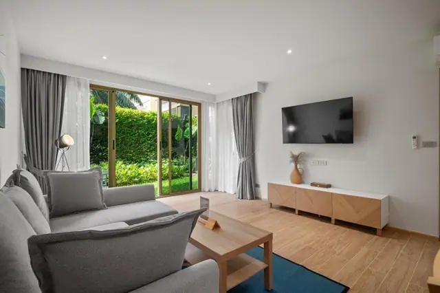 Laguna Beach Residences Reef — Гостиная с телевизором и выходом в сад, Банг Тао и Лагуна, Пхукет
