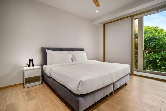 Laguna Beach Residences Reef — Спальня с видом в сад, Банг Тао и Лагуна, Пхукет