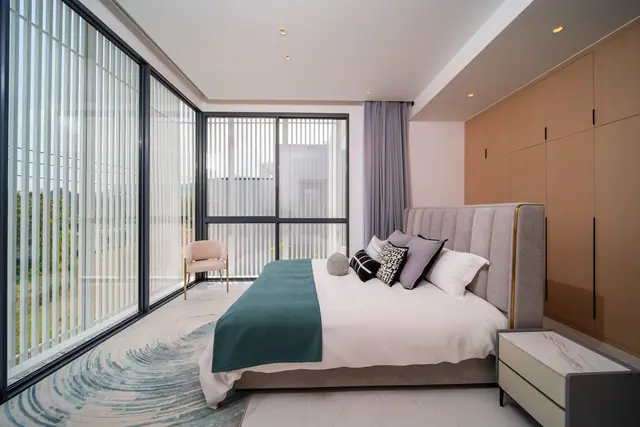 Larimar Villas — Спальня с панорамным окном, Чалонг, Пхукет