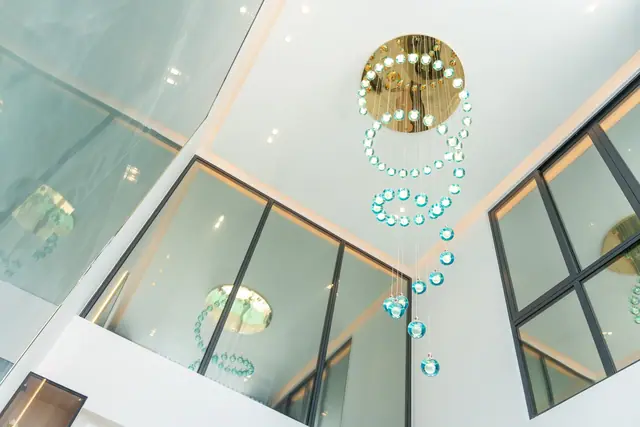 Larimar Villas — Люстра в двусветном холле, Чалонг, Пхукет
