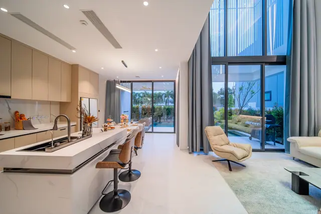 Larimar Villas — Кухня с островом и барной стойкой, Чалонг, Пхукет