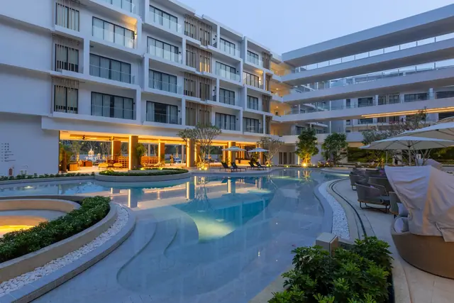 Laya Resort Phuket — Главный бассейн вечером, Лаян, Пхукет
