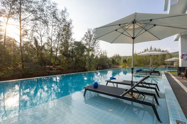 Laya Resort Phuket — Бассейн на закате, Лаян, Пхукет