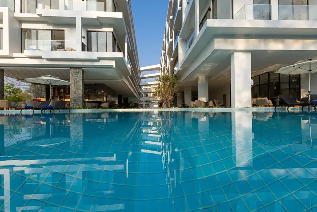 Laya Resort Phuket — Зонты у бассейна, Лаян, Пхукет