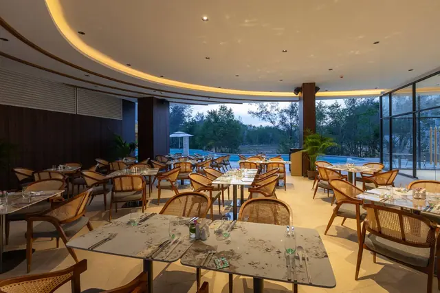 Laya Resort Phuket — Ресторан с видом на сад, Лаян, Пхукет