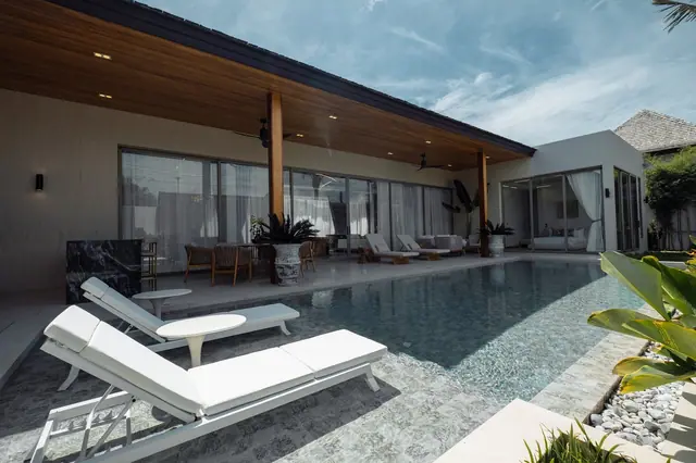 Layan Lucky Villas II — Лежаки у бассейна, Лаян, Пхукет