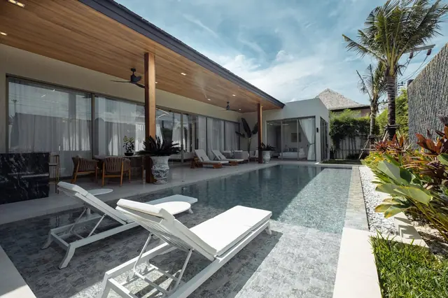 Layan Lucky Villas II — Терраса с лежаком, Лаян, Пхукет