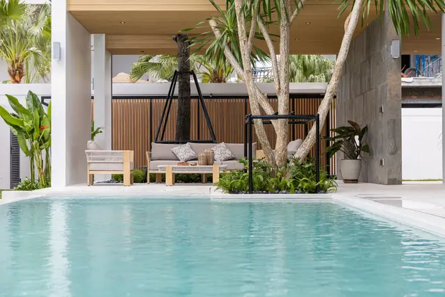 Mouana Grande Chalong Bay — Бассейн с зоной отдыха под навесом, Чалонг, Пхукет