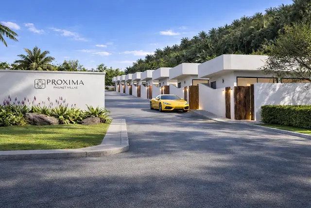 Sun Hills Proxima Villas — Улица посёлка со знаком Proxima, Банг Тао и Лагуна, Пхукет