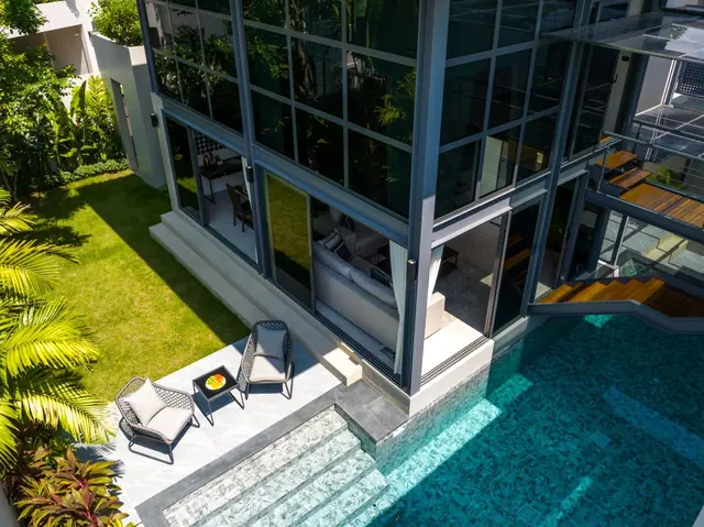 Riverhouse Phuket — Бассейн и лаунж у стеклянного фасада, Банг Тао и Лагуна, Пхукет