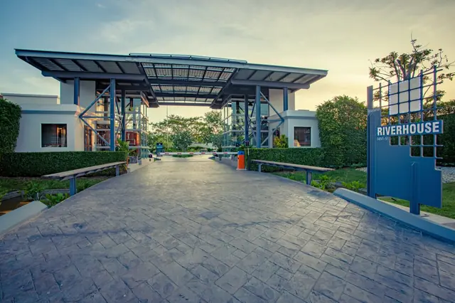Riverhouse Phuket — Въезд с вывеской Riverhouse, Банг Тао и Лагуна, Пхукет