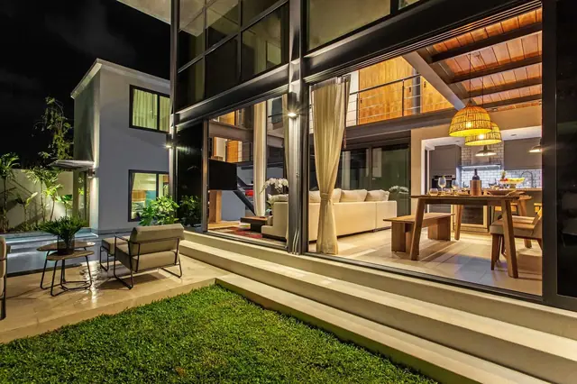 Riverhouse Phuket — Двор и гостиная за стеклом, Банг Тао и Лагуна, Пхукет
