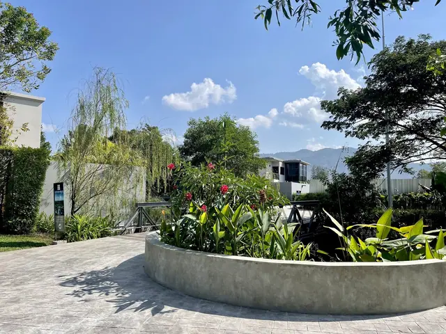 Riverhouse Phuket — Клумба у въезда, Банг Тао и Лагуна, Пхукет