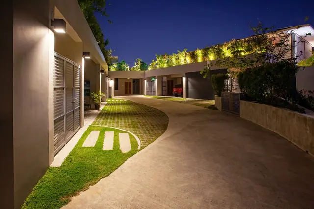 Riverhouse Phuket — Подъезд к виллам вечером, Банг Тао и Лагуна, Пхукет