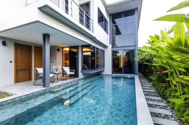 Riverhouse Phuket — Бассейн вдоль виллы вечером, Банг Тао и Лагуна, Пхукет
