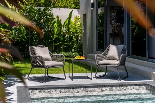 Riverhouse Phuket — Кресла и столик на лужайке, Банг Тао и Лагуна, Пхукет