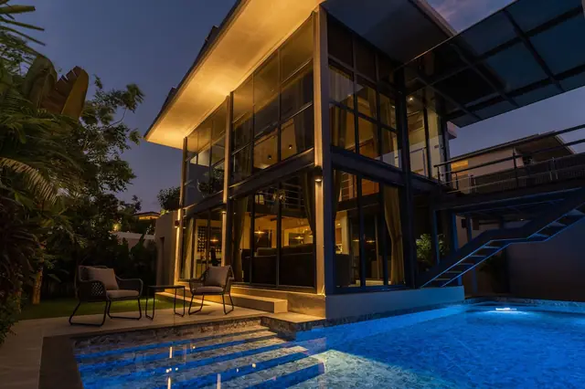Riverhouse Phuket — Фасад и бассейн вечером, Банг Тао и Лагуна, Пхукет