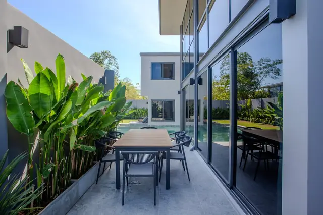 Riverhouse Phuket — Обеденные столы во дворе, Банг Тао и Лагуна, Пхукет