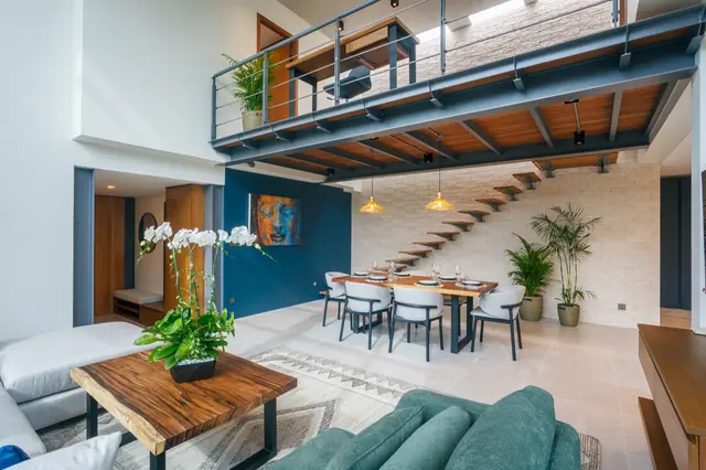 Riverhouse Phuket — Гостиная-столовая и лестница, Банг Тао и Лагуна, Пхукет