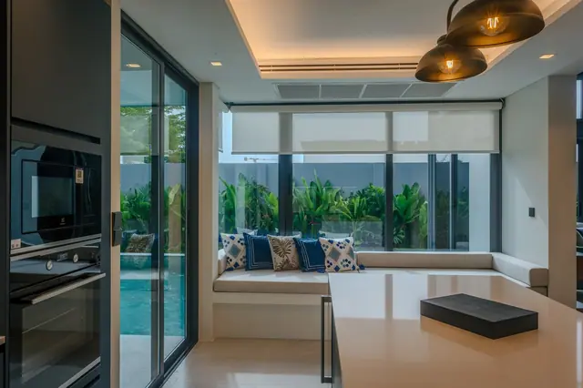 Riverhouse Phuket — Гостиная с диваном у окна, Банг Тао и Лагуна, Пхукет