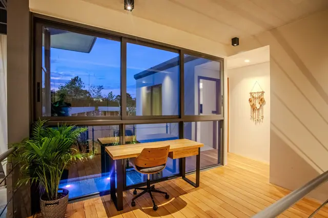 Riverhouse Phuket — Рабочее место у окна вечером, Банг Тао и Лагуна, Пхукет