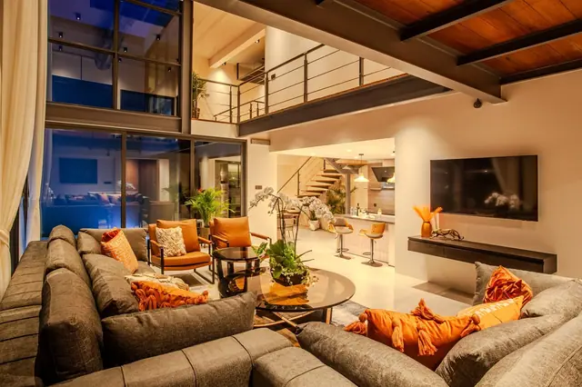 Riverhouse Phuket — Гостиная и антресоль вечером, Банг Тао и Лагуна, Пхукет