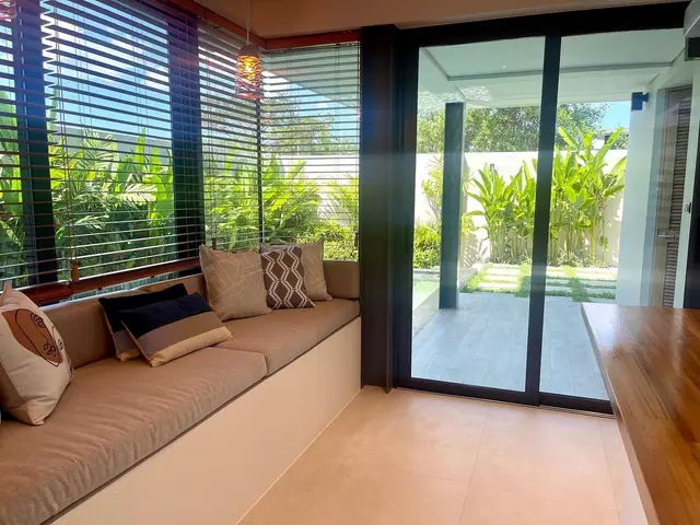 Riverhouse Phuket — Диван-подоконник у окна, Банг Тао и Лагуна, Пхукет
