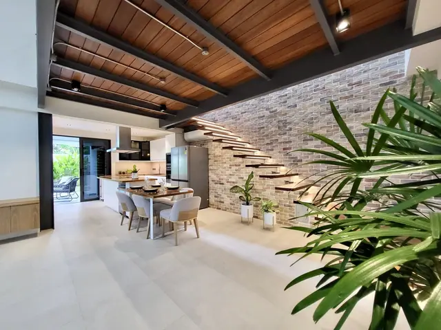 Riverhouse Phuket — Гостиная-столовая с каменной стеной, Банг Тао и Лагуна, Пхукет