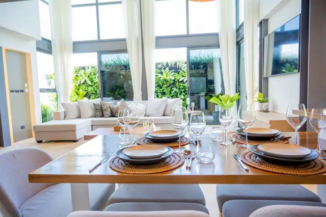 Riverhouse Phuket — Сервированный стол в гостиной, Банг Тао и Лагуна, Пхукет