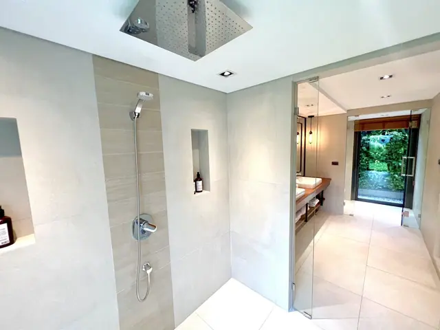 Riverhouse Phuket — Душевая и коридор, Банг Тао и Лагуна, Пхукет