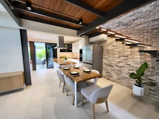 Riverhouse Phuket — Столовая у каменной стены, Банг Тао и Лагуна, Пхукет