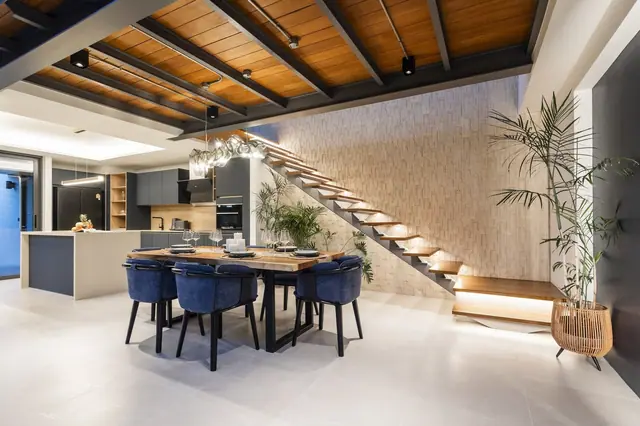 Riverhouse Phuket — Столовая и лестница, Банг Тао и Лагуна, Пхукет