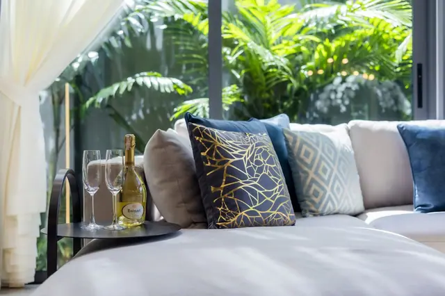 Riverhouse Phuket — Диван у панорамного окна, Банг Тао и Лагуна, Пхукет