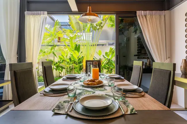 Riverhouse Phuket — Сервированный стол у сада, Банг Тао и Лагуна, Пхукет
