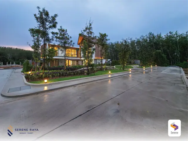 Serene Raya Bangjo — Улица посёлка вечером, Банг Тао и Лагуна, Пхукет