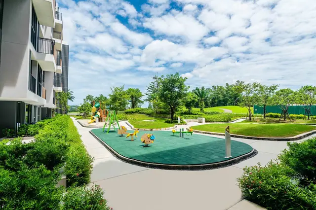 Skypark Aurora — Двор с мини-гольфом и фасады, Банг Тао и Лагуна, Пхукет