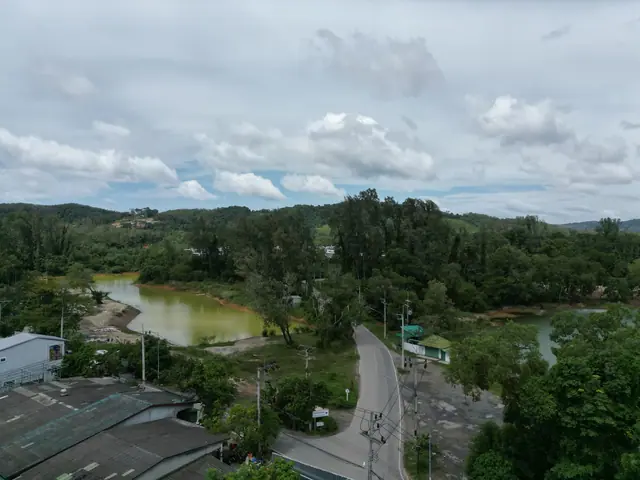 Sun Hills Lakeside Phuket — Вид на дорогу и зелень вокруг, Банг Тао и Лагуна, Пхукет